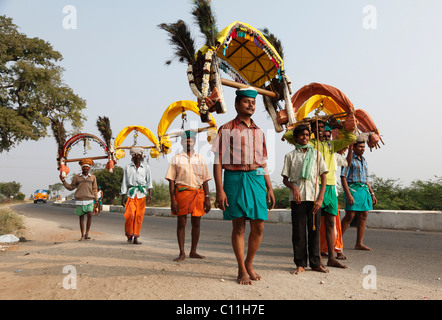 Pèlerins hindous sur leur chemin à l'Thaipusam Festival à Palani, Tamil Nadu, Tamilnadu, Inde du Sud, Inde, Asie du Sud, Asie Banque D'Images