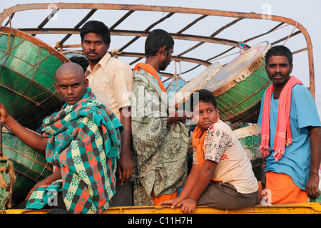 Pèlerins hindous avec la batterie sur le chemin du retour de la fête de Thaipusam , Palani, Tamilnadu, Inde du Sud, Inde, Asie du Sud Banque D'Images