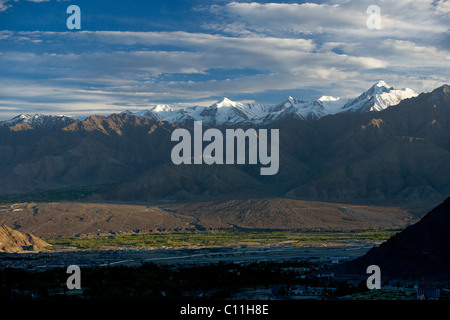 Montagnes couvertes de neige qui entourent Leh, vu de la Shanti Stupa, Leh, Ladakh (Jammu-et-Cachemire), Inde Banque D'Images