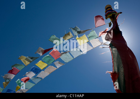 Les drapeaux de prières au Shanti Stupa, Leh, Ladakh (Jammu-et-Cachemire), Inde Banque D'Images