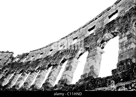 Amphithéâtre antique Mur isolé sur blanc. Monochrome noir et blanc, faible angle de vue. Coliseum de Pula, Croatie Banque D'Images