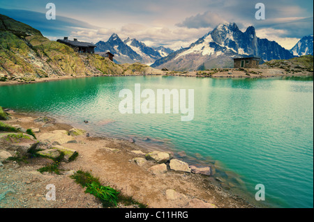 Lac de montagne. Lac Blanc, Chamonix, France. Destination touristique populaire dans les Alpes françaises. Banque D'Images