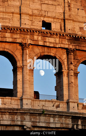 Lune à travers une arcade du colisée, Piazza del Colosseo, Rome, Latium, Italie, Europe Banque D'Images