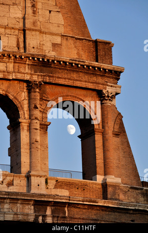 Lune à travers une arcade du colisée, Piazza del Colosseo, Rome, Latium, Italie, Europe Banque D'Images