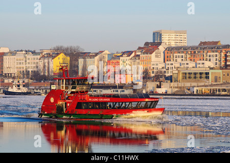 Un port ferry sur l'Elbe en hiver port de Hambourg, Landungsbruecken jetées, Hambourg, Allemagne, Europe Banque D'Images