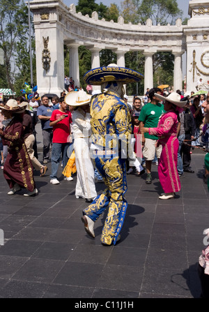 Costume homme danse 10-12 lors d'un défilé dans la ville de Mexico Banque D'Images