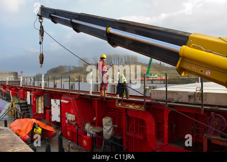 Entrepreneurs spécialisés sur la barge en mer Terra Marique sur la rivière Ribble à Preston livrant Alstrom transformer, pour la sous-station National Grid, Royaume-Uni Banque D'Images