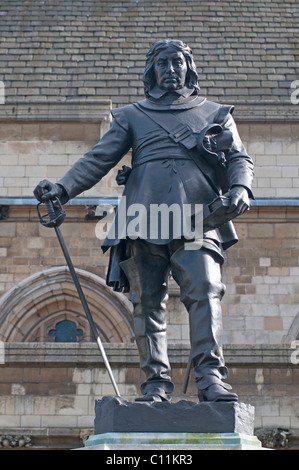 Statue d'Oliver Cromwell à l'extérieur de la Chambre des Lords au Palais de Westminster Banque D'Images