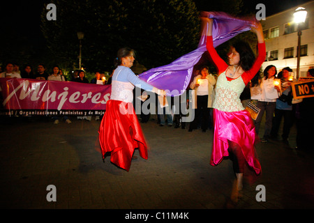 Spectacle de danse au cours d'une manifestation, la violence contre les femmes, Concepción, Chili, Amérique du Sud Banque D'Images