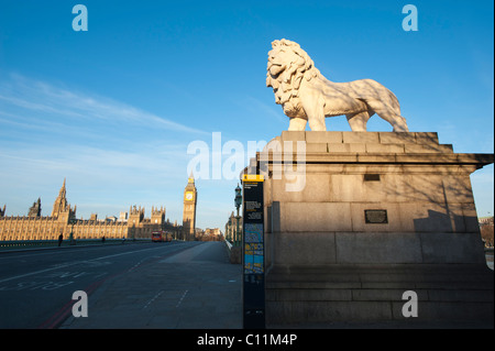 La Banque du sud du Lion, au sud-est de la fin du pont de Westminster, Londres, avec le Palais de Westminster à l'arrière-plan. Banque D'Images