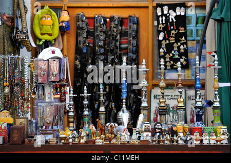 Magasin général avec de l'eau tuyaux, chicha, dans le Souk al souq Waqif, le plus vieux bazar ou de Doha, Qatar, du golfe Persique, au Moyen-Orient Banque D'Images