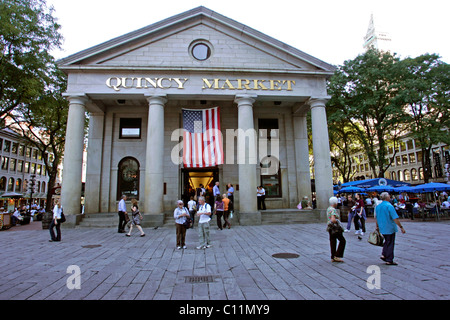 Les touristes à Quincy Market, Boston, Massachusetts, New England, USA Banque D'Images