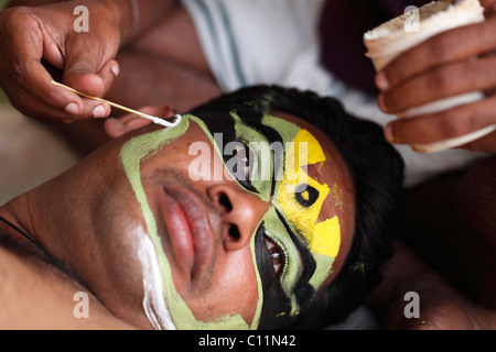 Danseuse de Kathakali se composent fait, caractère Pachcha, Kerala, Inde, Asie Banque D'Images