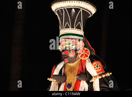 La danse Kathakali, Chuvanna Thaadi caractère, Kerala, Inde du sud, l'Asie Banque D'Images