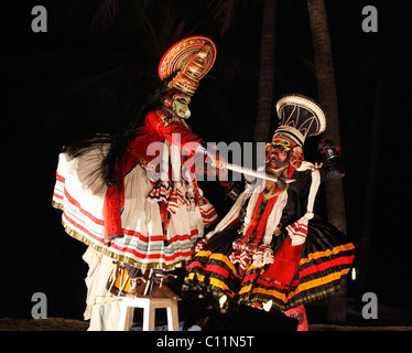La danse Kathakali, caractère Pachcha avec épée et Chuvanna Thaadi caractère, Kerala, Inde du sud, l'Asie Banque D'Images