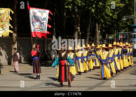 Les gardes de cérémonie devant le palais royal, palais Deoksugung de longévité, dans le capital de la Corée , Corée du Sud, Asie Banque D'Images