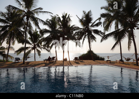 Piscine, cocotiers, Bethsaida Hermitage près de Kovalam, Kerala, Inde du Sud, Inde, Asie Banque D'Images