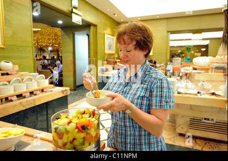 L'intérieur, les femmes au petit-déjeuner buffet, l'hôtel Sheraton de Doha, Doha, Qatar, du golfe Persique, au Moyen-Orient, en Asie Banque D'Images