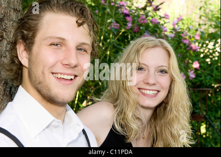 Un jeune couple assis dans le jardin, directement, l'Allemagne, de l'Europe Banque D'Images