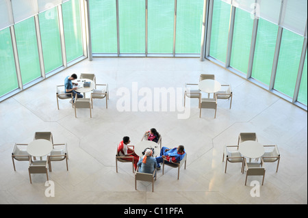 Shot intérieure de l'atrium, Musée d'Art Islamique, conçu par I.M. PEI, corniche, Doha, Qatar, du golfe Persique, au Moyen-Orient, en Asie Banque D'Images