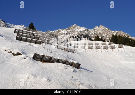 Une protection contre les avalanches sur col Majola, Val Bregaglia, Grisons, Suisse, Europe Banque D'Images