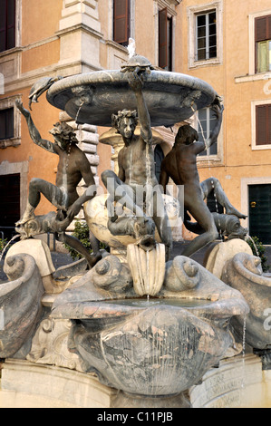 Statues, éphèbes Fontane delle Tartarughe, La Fontaine des tortues, Piazza Mattei square, le quartier juif, Rome, Latium, Italie Banque D'Images