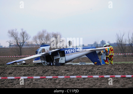 Piper PA 28 aéronefs sportifs après un atterrissage d'urgence dans un champ près de l'aéroport de Stuttgart, Filderstadt, Bade-Wurtemberg Banque D'Images