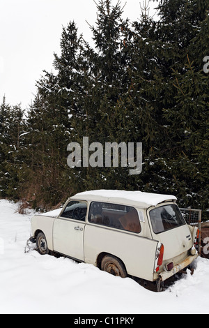 Trabant 600 jetés, garé dans la neige sous les sapins, Harz, Saxe-Anhalt, Allemagne, Europe Banque D'Images