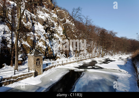 En hiver, la vallée de Bodetal sentier de randonnée près de la rivière, sentier Goetheweg Bode, Thale, Harz, Saxe-Anhalt, Allemagne, Europe Banque D'Images