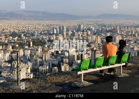 Jeune couple iranien islamique, profitant de la vue panoramique sur la ville de Téhéran, Iran, la Perse, l'Asie Banque D'Images