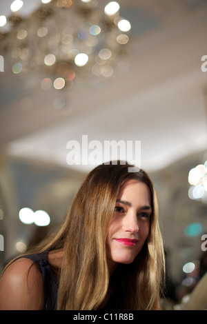 Yasmin Le bon modèle Maria Grachvogel participe à la collection de l'automne 2011 à l'Hôtel Savoy Ballroom de Londres le 18 février