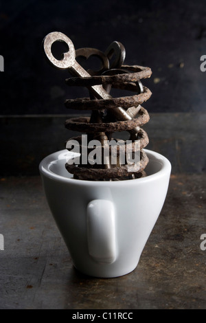 Tasse à café et des anciennes clés Banque D'Images