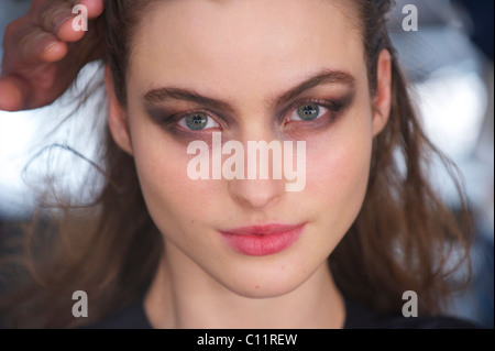 Un modèle est le titre de l'avant-scène Mark Fast automne 2011 collection à Somerset House à Londres le 21 février 2011. Banque D'Images