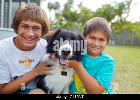 Deux garçons avec leur chien Border Collie Banque D'Images