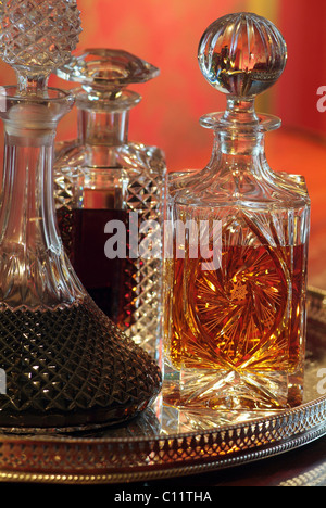 Liqueurs en cristal antique carafes en verre dans une ambiance de luxe Banque D'Images