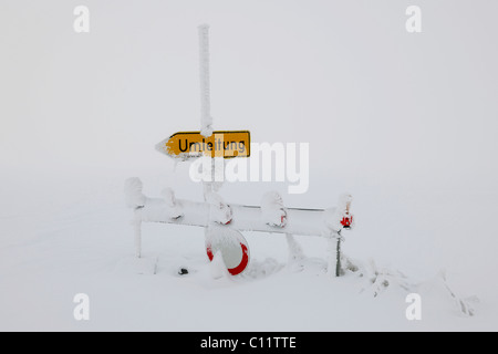 Blcok route en raison de trop de neige, panneau "Umleitung', la diversion Banque D'Images