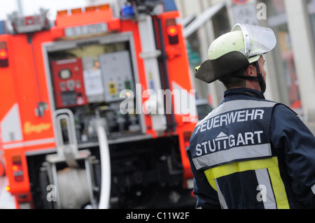 Le feu sur la Route 1, dans Urbanstrasse Stuttgart-Mitte Garni Oberrhein Square, près de Stuttgart, Bade-Wurtemberg, Allemagne, Europe Banque D'Images