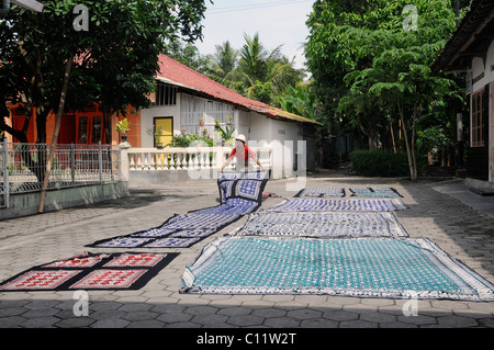 L'usine de batik Le séchage des tissus teints dans une cour près de Yogyakarta, le centre de Java, en Indonésie, en Asie du Sud-Est, l'Asie Banque D'Images