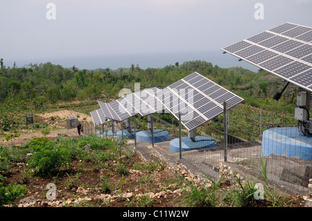 Panneaux solaires pour l'approvisionnement en eau près de Portovenere, Central Java, Indonésie, Asie du sud-est Banque D'Images