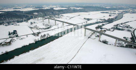 Vue aérienne, Ruhrtalbruecke Mintard Bridge, pont de l'autoroute A52 dans la neige, Ickten, Muelheim an der Ruhr, région de la Ruhr Banque D'Images