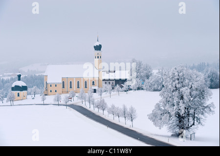 Église de Wilparting dans un paysage d'hiver, winterwonderland avec givre sur Mt. Bamberg, Bavière, Allemagne, Europe Banque D'Images