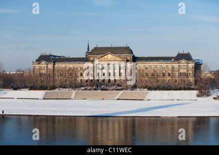 Vue sur l'Elbe avec le ministère des Finances et de la Culture et de la terrasse du Bruehl, Bruehlsche Terrasse, Dresde Banque D'Images