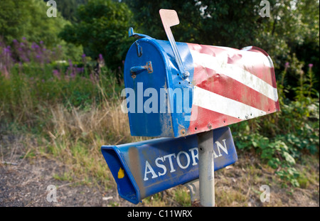 Ancienne boîte aux lettres américaine typique cabossé peint avec le drapeau américain sur le bord de la route, de l'Oregon, USA Banque D'Images