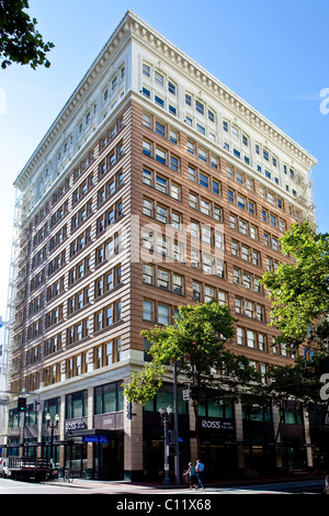 Ancien immeuble de bureaux sur SW Broadway Street, Portland, Oregon, USA Banque D'Images