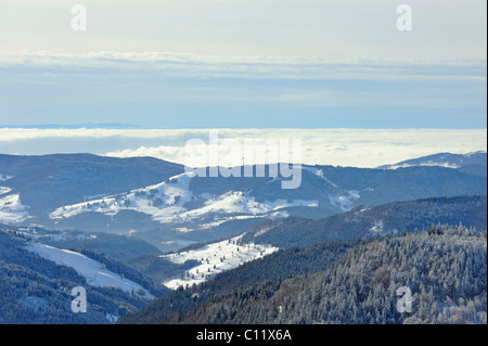 Vue du Mt. Sur le Feldberg wintry meadow valley et les collines de la haute Forêt Noire, Landkreis Breisgau-Hochschwarzwald Banque D'Images