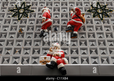 Santa Claus figurines sur la façade d'un magasin, d'Erlangen, Middle Franconia, Bavaria, Germany, Europe Banque D'Images