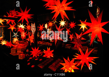 Sapin Noël étoile dans un stand au marché de Noël, la Hauptmarkt, Nuremberg, Middle Franconia, Bavaria Banque D'Images