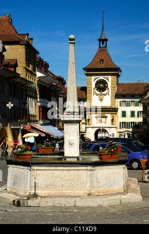 La rue principale et de la porte de Berne de la fortification de la ville médiévale dans le centre historique de Morat, Morat, Suisse, Europe Banque D'Images