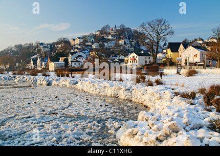 La plage de la rivière Elbe hivernal et Suellberg Hill dans le quartier Blankenese, Hambourg, Allemagne, Europe Banque D'Images