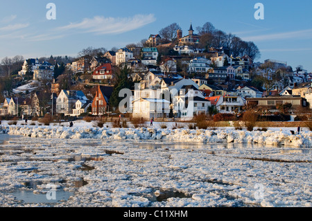 La plage de la rivière Elbe hivernal et Suellberg Hill dans le quartier Blankenese, Hambourg, Allemagne, Europe Banque D'Images